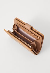 Portafoglio in pelle marrone con esterno testurizzato, chiusura con zip, più scomparti per carte e due comparti, dotato di chiusura a bottone a scatto.