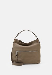 Borsa a spalla in pelle color taupe con un design morbido. Presenta una tasca frontale con zip e una tracolla removibile per maggiore versatilità. Texture liscia.