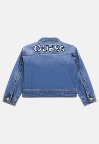 Jasnoniebieska kurtka dżinsowa z długimi rękawami, zapięciem na guziki oraz haftowanym logo "GUESS" z tyłu. Klasyczny kołnierz i dopasowany krój.
