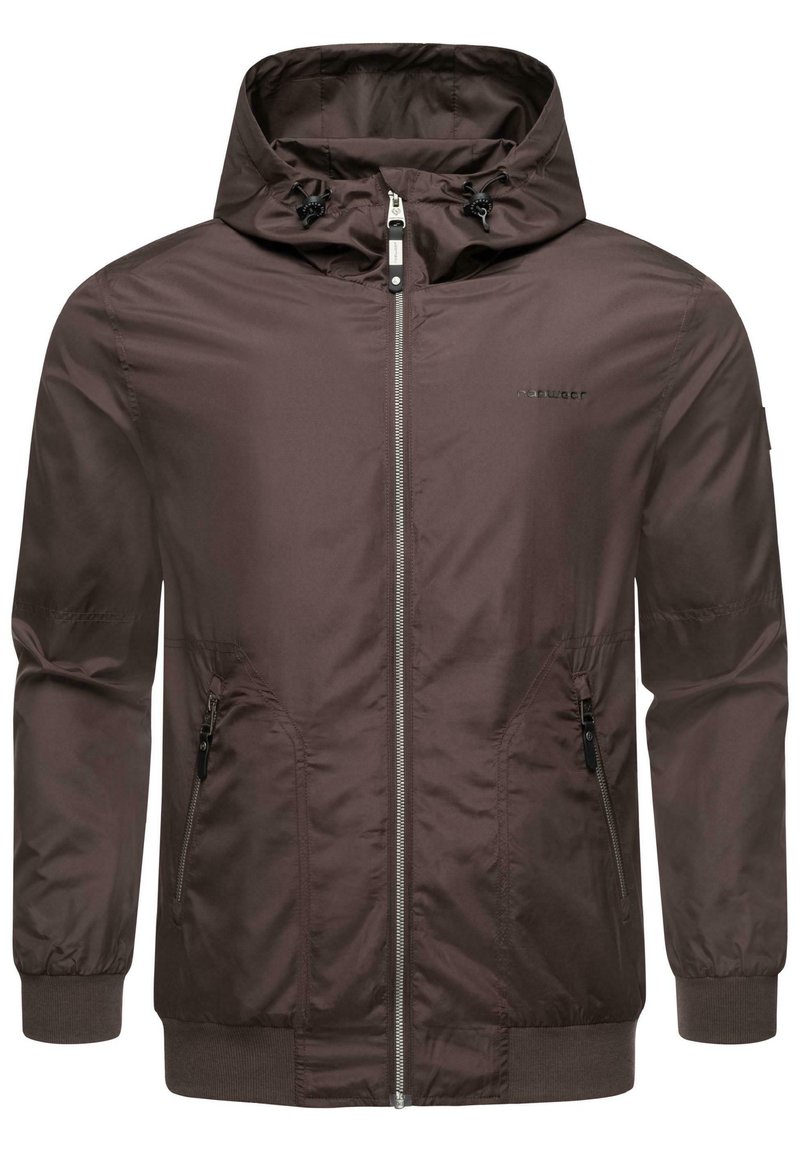 Barna, könnyű dzseki kapucnival, elöl cipzáras záródással, két oldalsó zsebbel, elasztikus mandzsettákkal és matt felülettel. A mellkason található a márka logója.