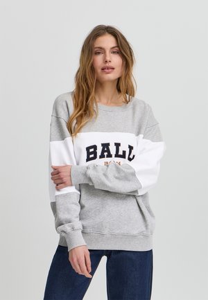 Sudadera gris y blanca con puños acanalados, que presenta "BALL" en letras navy en negrita y una fecha. Tejido suave y texturizado, corte relajado.