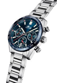 Orologio cronografo in acciaio inossidabile con quadrante blu, dettagli argentati, lunetta tachimetrica, finestra della data e bracciale in metallo collegato.