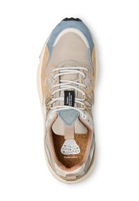 Sneaker grigio chiaro con accenti beige e blu, tessuto testurizzato, cuciture tonali, lacci rotondi e una soletta in sughero con un logo.