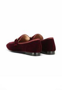 Scarpe slip-on in velluto bordeaux con tacco basso, dotate di un fiocco decorativo frontale e interno in pelle liscia.