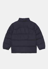 Tmavě modrá péřová bunda s vysokým límcem, elastickými manžetami a vodorovným prošíváním, opatřená zapínáním na zip na zádech.