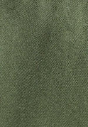 Olivově zelená bavlněná látka s jemně texturovaným tkaním, ukazující rovnoměrnou barvu bez viditelných vzorů nebo akcentů.