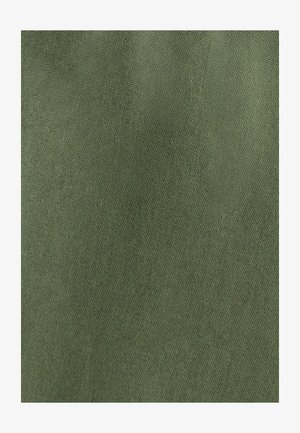 Olivově zelená bavlněná látka s jemně texturovaným tkaním, ukazující rovnoměrnou barvu bez viditelných vzorů nebo akcentů.