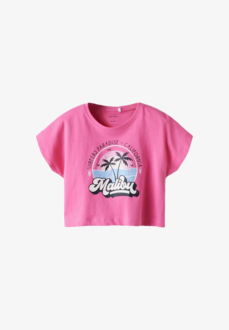 Camiseta corta rosa de algodón con mangas cortas. Presenta una impresión gráfica de palmeras y el texto "Surfers Paradise - Malibu."