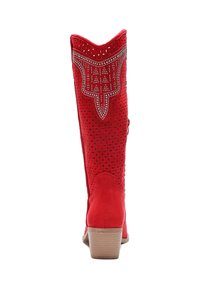 Stivali alti fino al ginocchio in suede rosso con dettagli a taglio, borchie decorative e un tacco a blocco marrone. Presentano un design con bordo superiore a punta.
