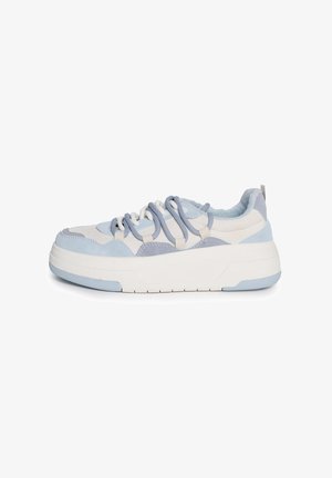 Zapatilla de color azul claro y blanco con suela gruesa, acentos de textil suave, punta redondeada y cordones flexibles. Material texturizado en toda la superficie.