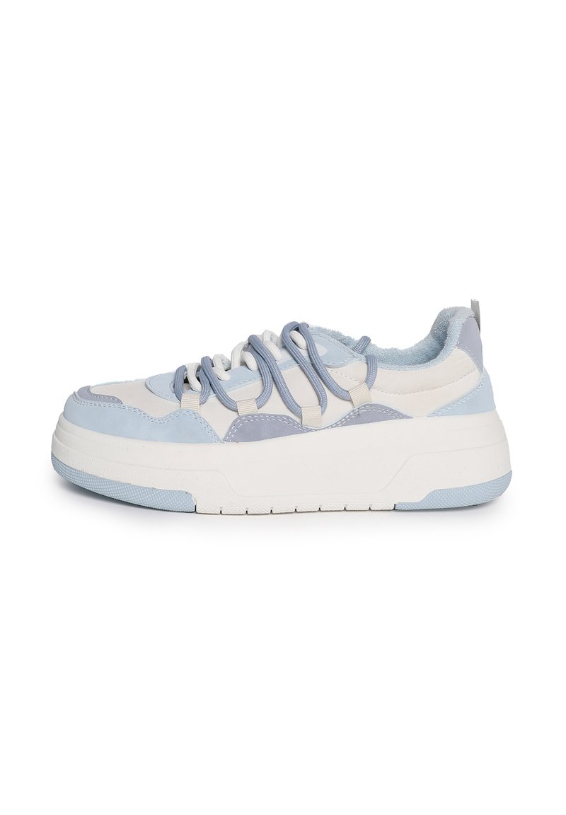 Baskets bleu clair et blanches avec une semelle épaisse, des accents en textile doux, un bout arrondi et des lacets flexibles. Matériau texturé sur l'ensemble.