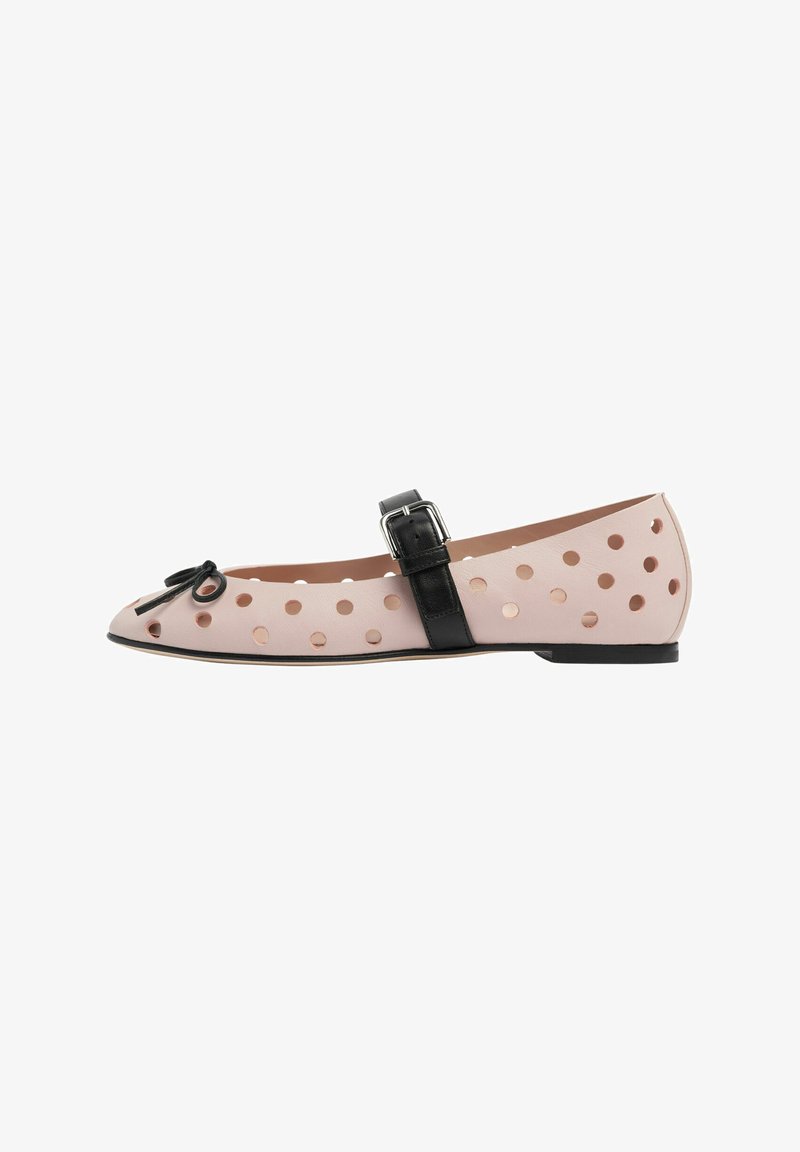 Lys pink flad sko med perforeret design, sort rem og spænde detaljer, rund tå og en glat finish. Klassisk og alsidig stil.