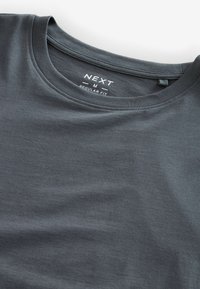 Mørkegrå bomulds t-shirt med regular fit, der har en rund halsudskæring og subtil tekstur. Indeholder et mærke, der angiver størrelse og brand.