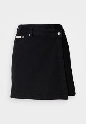 Fustă mini din denim negru cu un design înfășurat, având o închidere frontală cu buton, detalii de cusătură subtile și un etichetă mică pe talie.