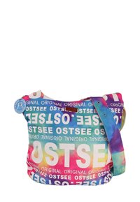 Mehrfarbige Schultertasche mit auffälligem weißen Text "OSTSEE" und "ORIGINAL." Hergestellt aus weichem Stoff, mit einem stabilen Riemen und Etikett.