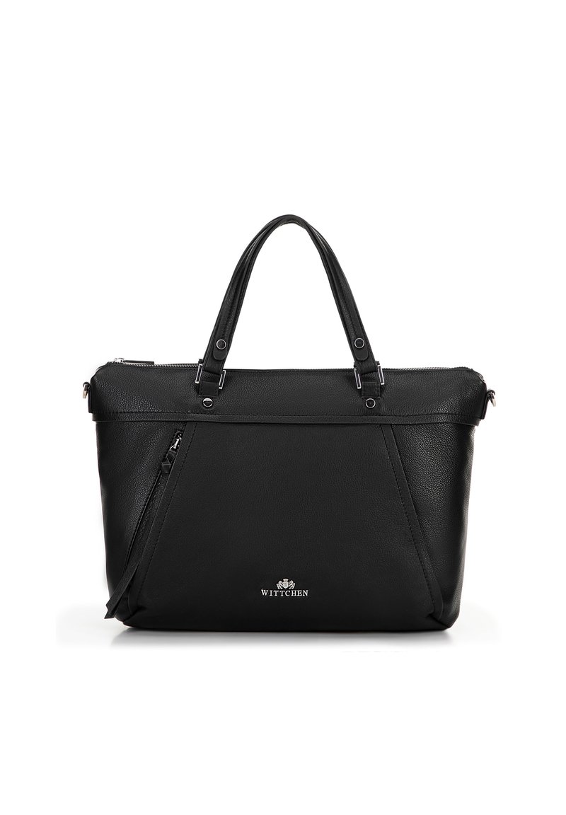 Borsa a mano in pelle nera con doppio manico, chiusura con zip, design angolato e logo argento impresso nella parte inferiore. Presenta una tasca laterale con zip.