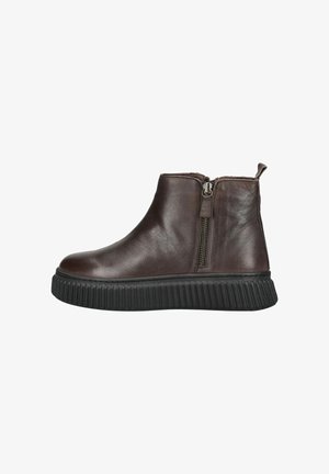 Stivaletto alla caviglia in pelle marrone scuro con cerniera laterale e suola nera spessa e testurizzata, visto dal lato esterno su sfondo bianco.