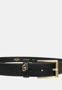 Cintura in pelle nera con finitura testurizzata, dotata di una fibbia in metallo dorato e un piccolo logo sul cinturino. Diverse opzioni di regolazione.
