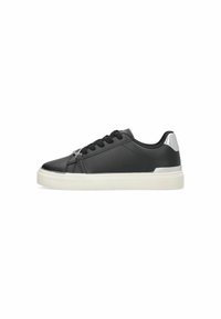 Sneaker in pelle nera con punta rotonda, suola piatta bianca, lacci neri, dettagli in argento sul tallone e design minimalista.