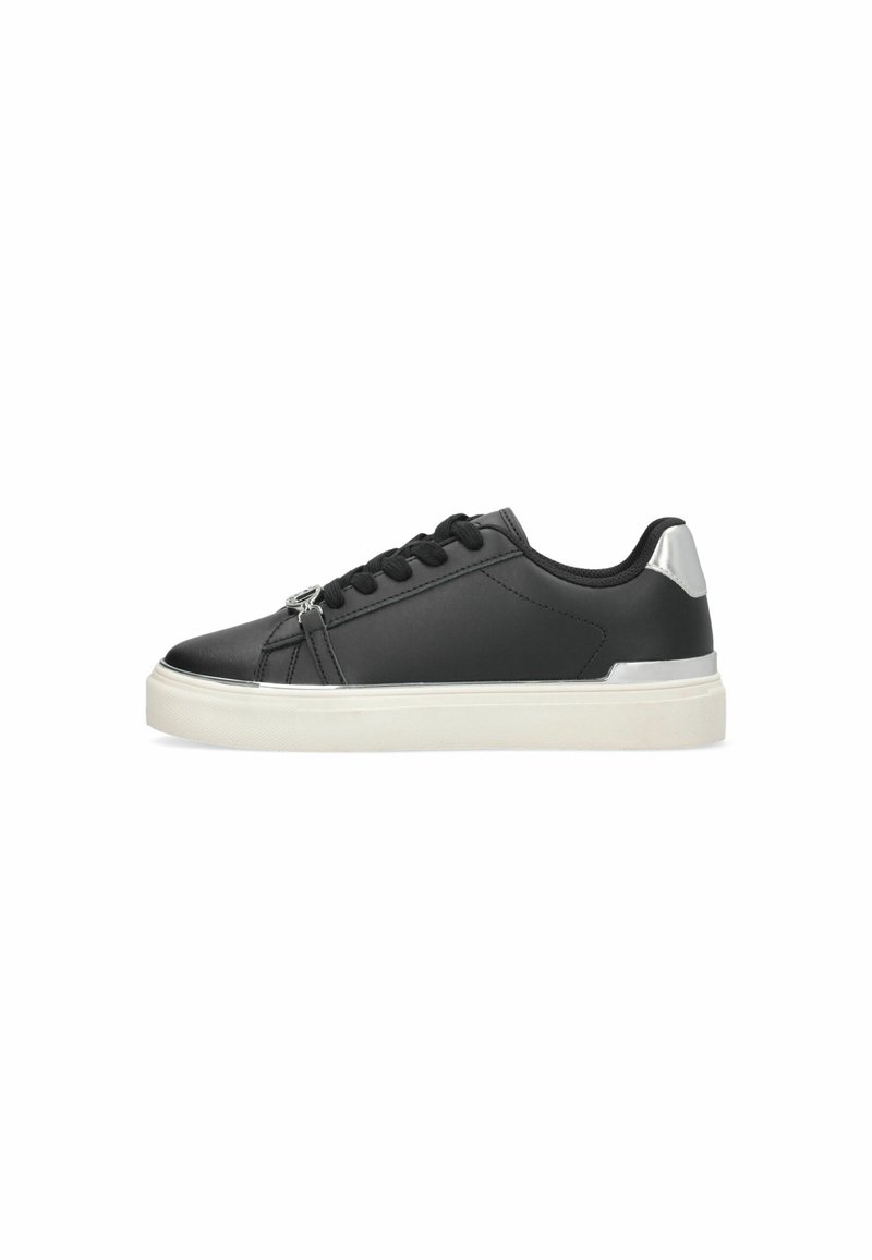 Sneaker in pelle nera con punta rotonda, suola piatta bianca, lacci neri, dettagli in argento sul tallone e design minimalista.