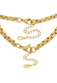 Collana in metallo dorato con maglie intrecciate, chiusura a gancio e catena regolabile con un tag inciso.