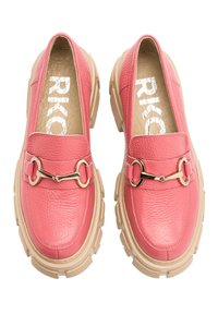 Mocassini in pelle rosa con finitura testurizzata, dotati di una catena con accento dorato e una suola chunky beige, progettati per essere indossati facilmente.