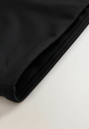 Schwarzer Stoff mit glatter Textur, der eine gefaltete Kante und kontrastierende Nähte zeigt. Das Material wirkt dehnbar und figurbetont.