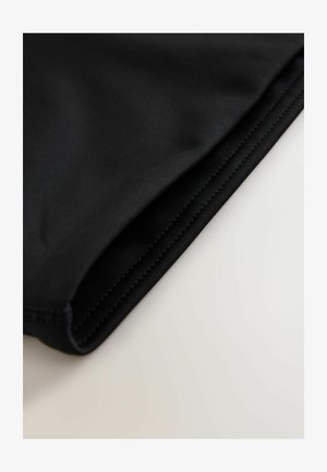 Material negru cu textură netedă, prezentând o margine pliată și cusături contrastante. Materialul pare elastic și confortabil la corp.