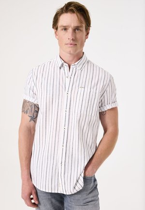Camicia a maniche corte con bottoni di colore bianco a righe verticali blu, con taschino sul petto, tessuto morbido e maniche arrotolate.
