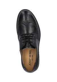 Zwarte leren veterschoenen met brogue-details, ronde neus en een gladde afwerking, voorzien van beige inlegzolen en subtiele stiksels.