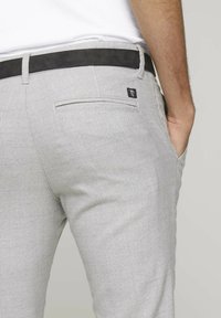 TOM TAILOR DENIM MELANGE WITH BELT - Pantalones chinos - silver grey check