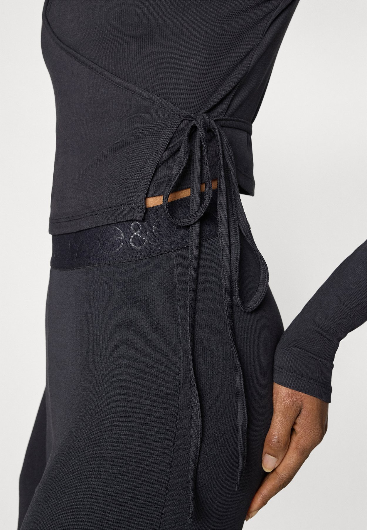 LONG SLEEVE RIBBED WRAP TOP