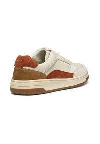 Calzature caratterizzate da pelle crema e dettagli in suede marrone, pannelli testurizzati e punta rotonda. Suola in gomma con design a profilo basso.