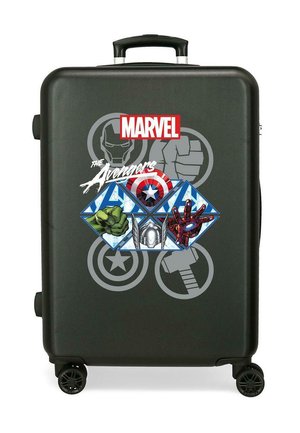 Maleta negra vertical con logos de Marvel Avengers, que incluye el puño de Hulk, el casco de Thor, la mano de Iron Man, el escudo del Capitán América y íconos de martillo.
