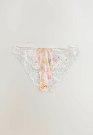 Majtki w kwiatowy wzór z miękkim, pastelowym przodem i białą koronkową lamówką, z falistymi krawędziami i elastycznym pasem.