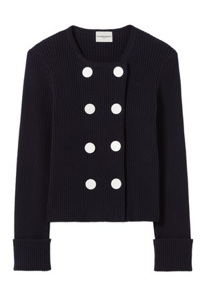 Chaqueta de punto azul marino con cuello redondo, cierre delantero de botones que cuenta con seis botones grandes blancos, y puños anchos.