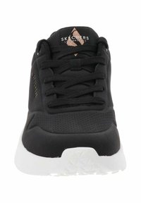 Schwarzer Sportschuh mit glattem Obermaterial, durchlässiger Zehenpartie, weißer Sohle und pinken Akzenten im Logo. Mit flachen Schnürsenkeln und abgerundeter Zehenform.