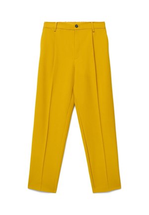 Pantaloni gialli su misura con pieghe frontali, passanti per cintura e chiusura con bottone, mostrati su sfondo bianco.