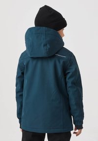 Niebieska kurtka outdoorowa z dużym kapturem, elastycznymi mankietami i gładką fakturą. Posiada logo na górnej części pleców oraz prosty krój.