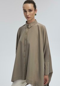 Touché Privé - RIBBON DETAILED OVERSIZE - Blúzka so zapínaním na gombíky - mink Miniatúrny obrázok 1