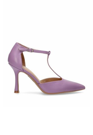 Zapato de tacón alto de charol lila con punta afilada, correa en el tobillo y un delgado tacón de aguja. Textura suave y diseño minimalista.