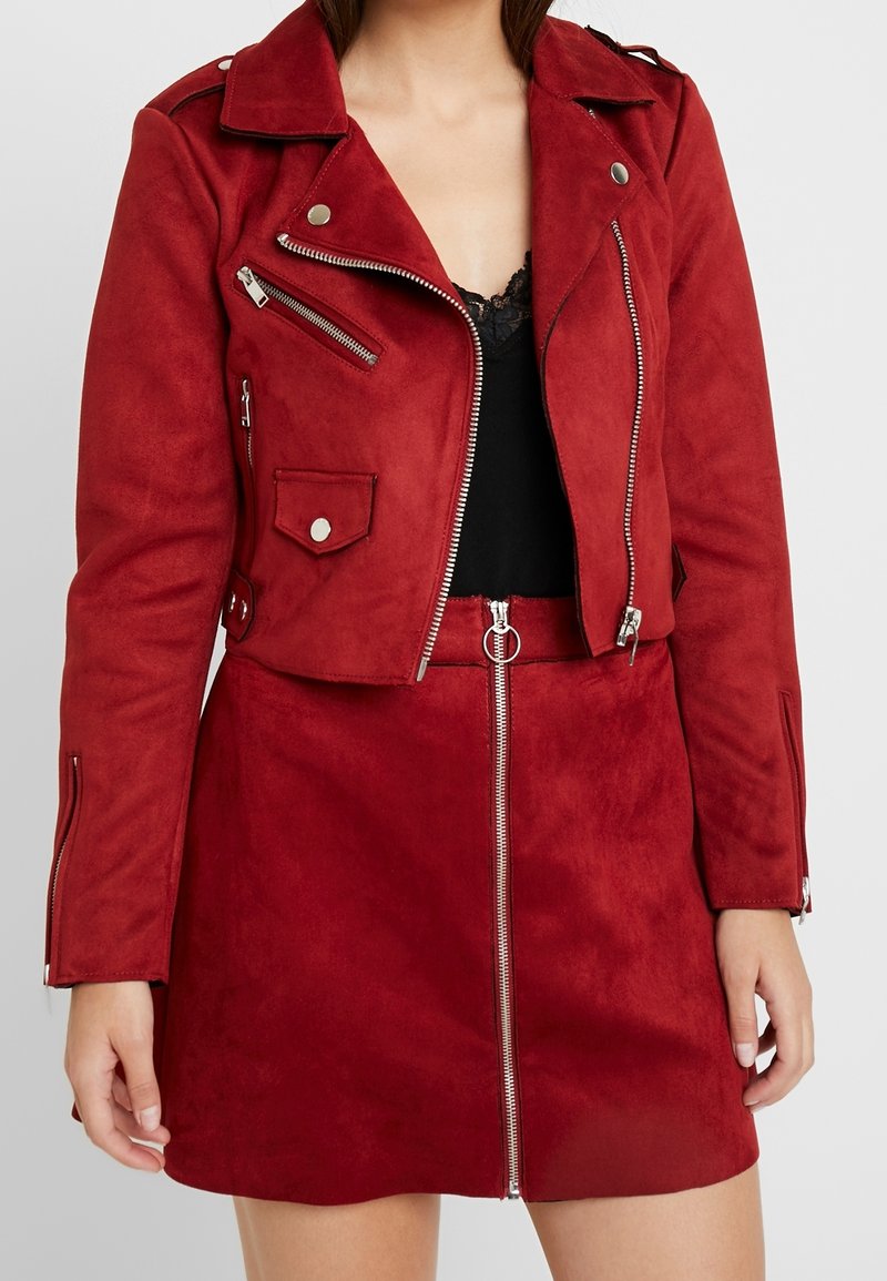 ONLY Petite Chaqueta de cuero sintético - dark red