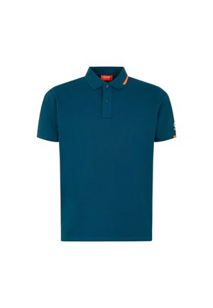 Polo shirt color teal realizzato in tessuto traspirante, con colletto a due bottoni, maniche corte e un dettaglio arancione sul colletto.