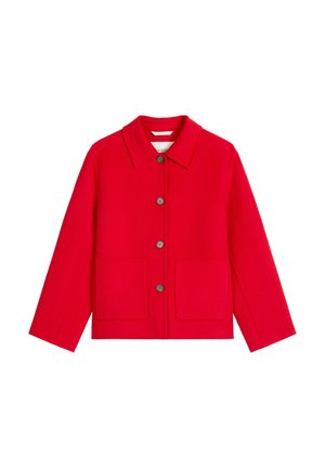 Manteau rouge avec un col, sept boutons bruns, et deux poches avant. Fabriqué en matière lisse, il a une coupe structurée et des manches longues.