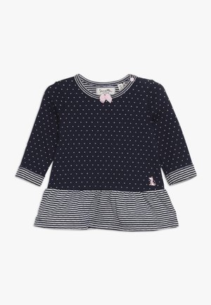 Abito per baby blu navy con pois bianchi, polsini e orlo a righe, piccolo fiocco rosa sul collo e ricamo di animali rosa vicino all'orlo.