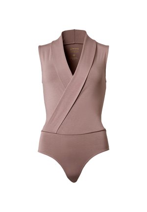 Bodysuit brun clair avec un devant croisé, sans manches et en tissu lisse. Présente une coupe haute au niveau des jambes et une taille cintrée.