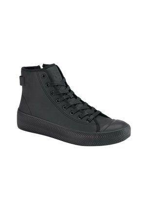 Zapatillas altas negras hechas de material rubberizado, con suela texturizada y puntera redonda, diseño con cordones y tirador en la parte trasera.