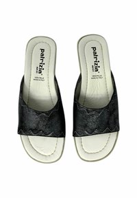 Infradito in pelle nera con design a scalloped, soletta imbottita bianca e logo sul fondo, made in Italy.