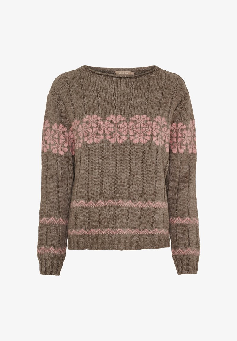 Brun strikket sweater med ribbet tekstur, med et lyserødt blomsterprint over brystet og zigzag-detaljer langs kant og ærmer.