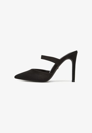 Schwarzer High-Heel-Schuh aus Wildleder mit spitzer Zehenpartie und Knöchelriemen, ausgestattet mit einem schlanken Stiletto-Absatz und glatter Textur.